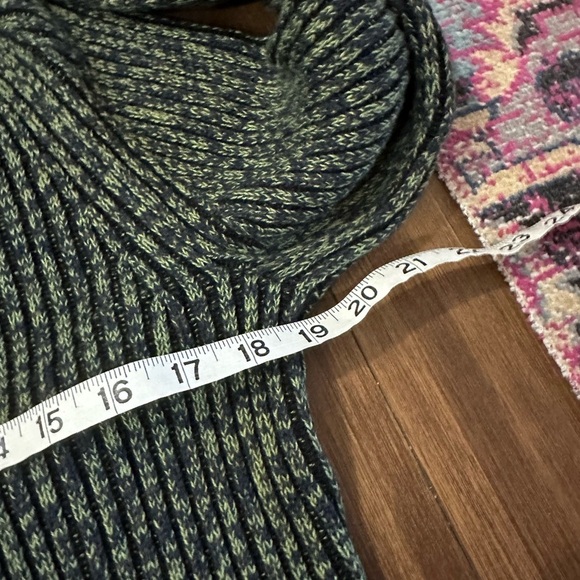 Lululemon Cotton-Cashmere Blend Mock Neck Sweater
Green Navy Black
W3GKGS
Sz 4 - Picture 8 of 8